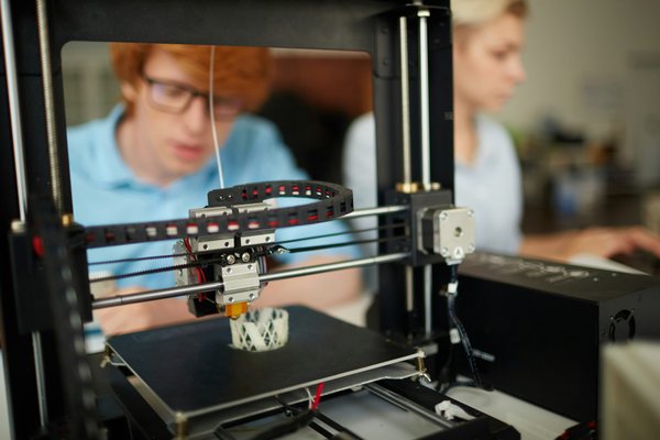 Quels sont les avantages de l'utilisation de la réalité augmentée pour les jeux de formation en gestion de crise environnementale?